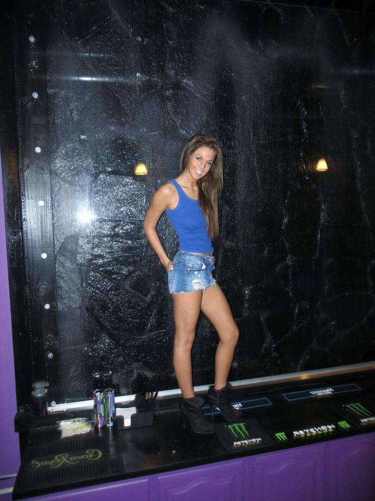 15P Val Midwest gets super naughty at a night club