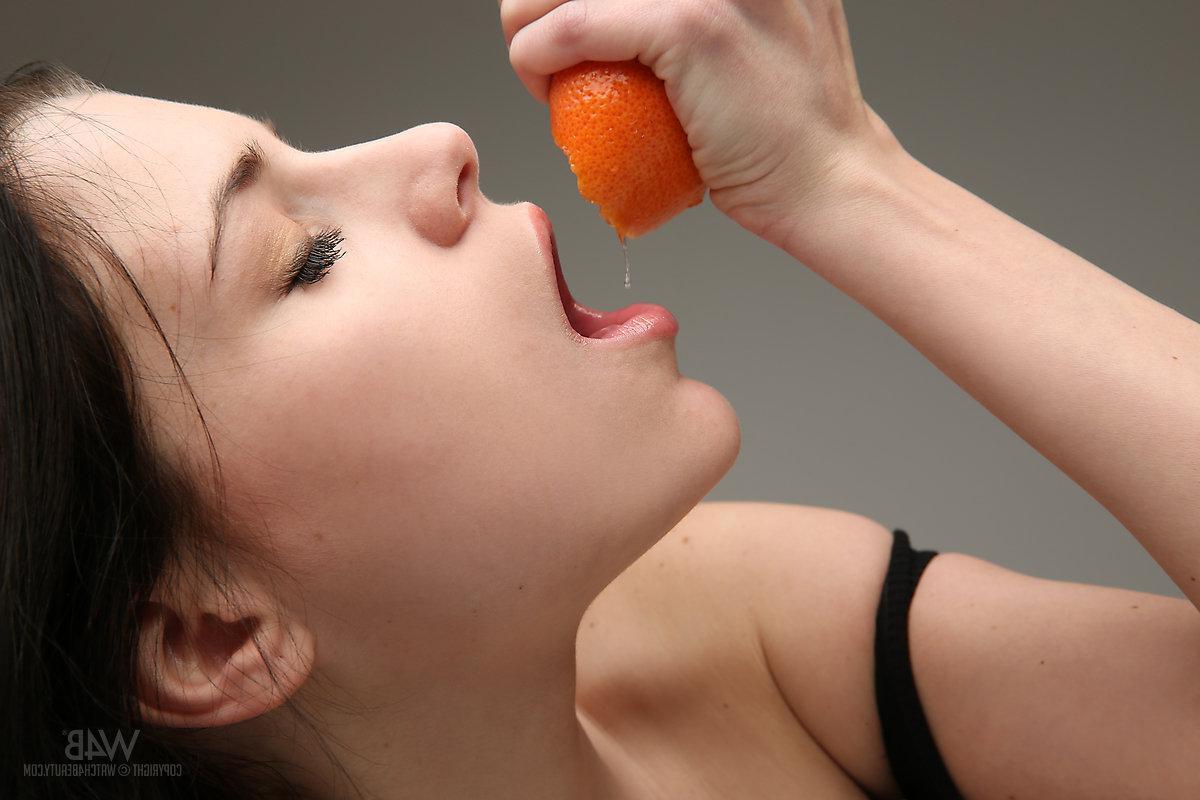 16P Black-haired beauty Valeria shows you her grapefruits