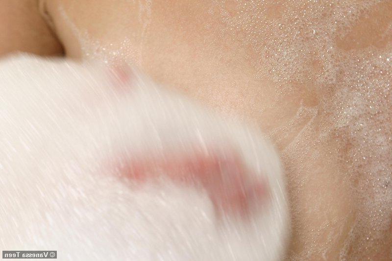 20P Pictures of teen cutie Vanessa Teen making herself all wet