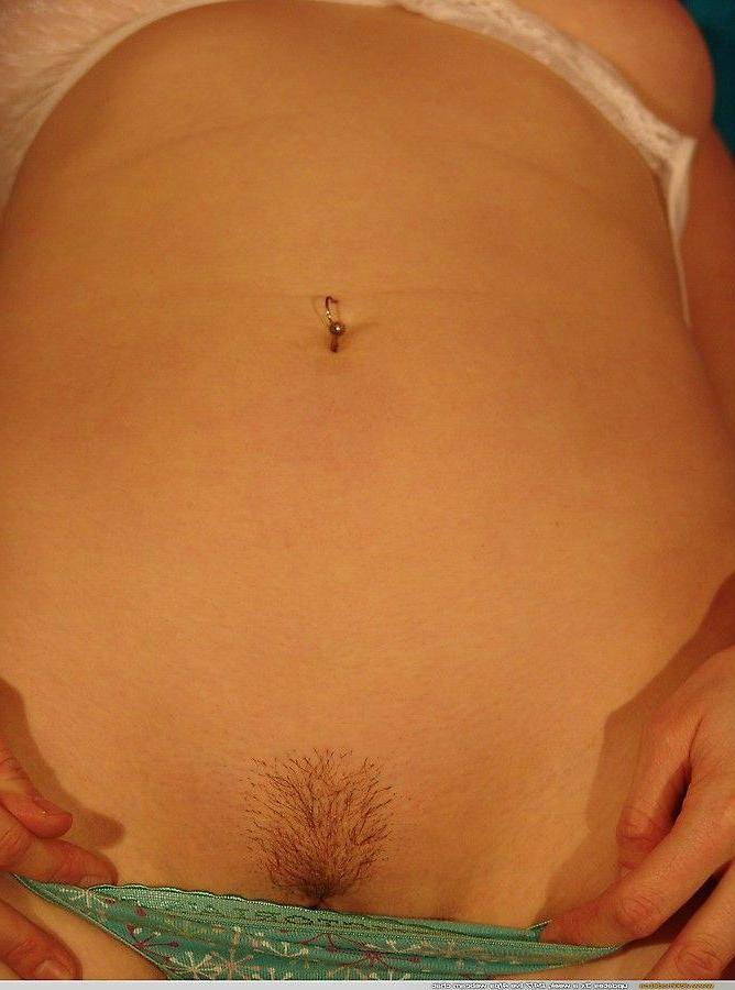 20P Pictures of Vicki Model showing her tits and bush