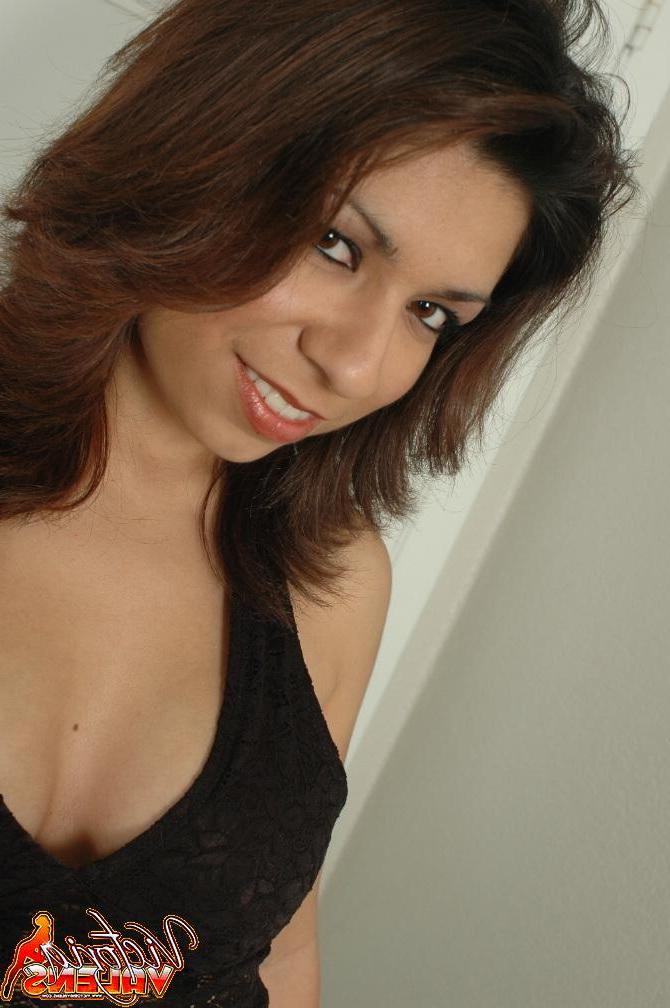15P Pictures of teen Victoria Valens stripping