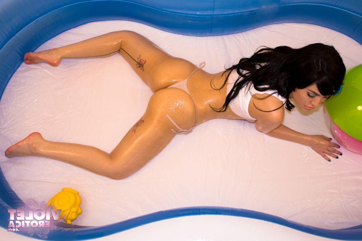 15P Pictures of teen model Violet Erotica all oiled up to get you off
