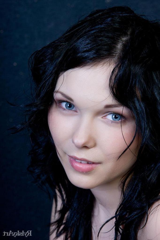 16P Brunette beauty Yvonne A gets naked and wet for you