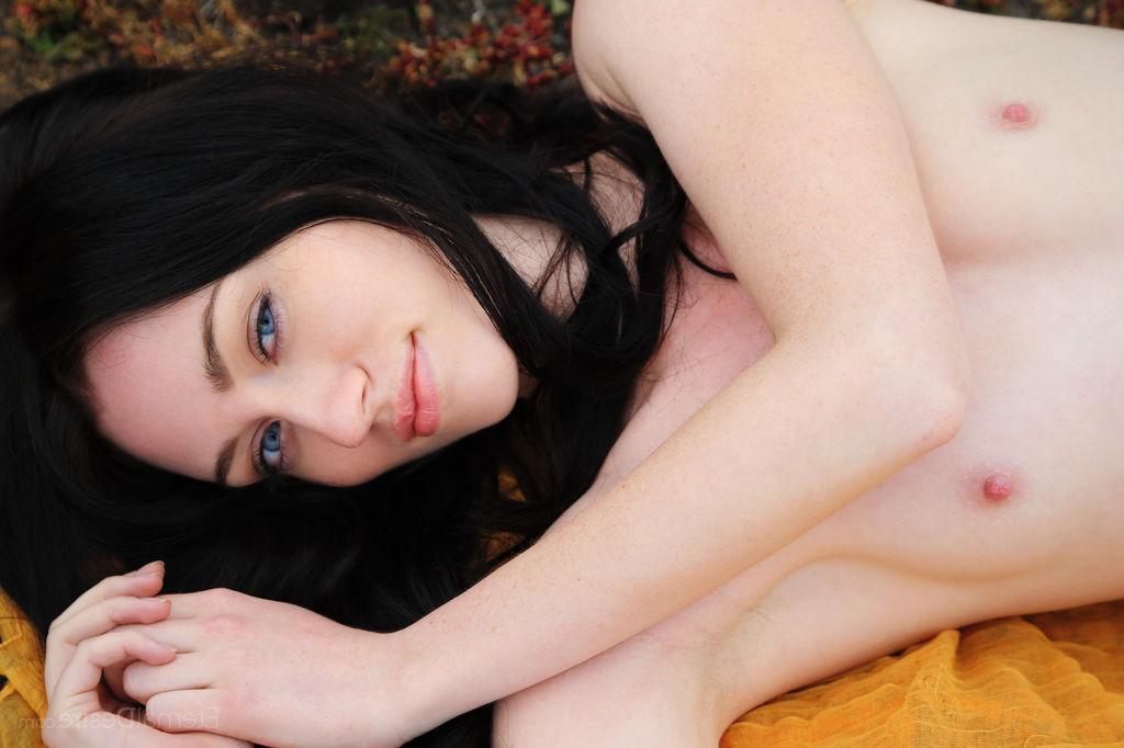 16P Gorgeous teen Zsanett Tormay invites you on a private picnic in "SIGILO"
