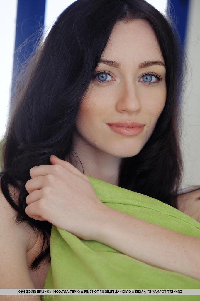 18P Beautiful teen Zsanett Tormay strips nude for you in "Peceti"