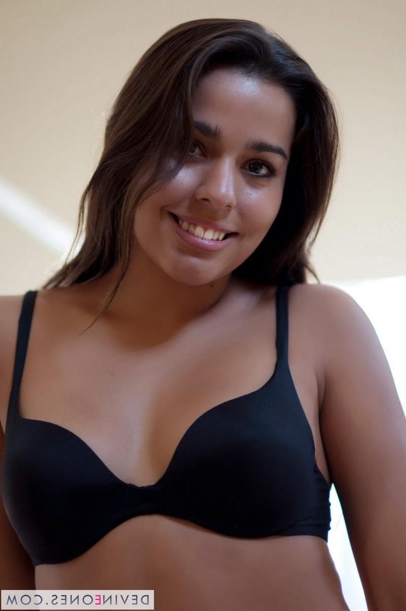 20P Pictures of a naughty brunette teen waiting for you in bed in lingerie