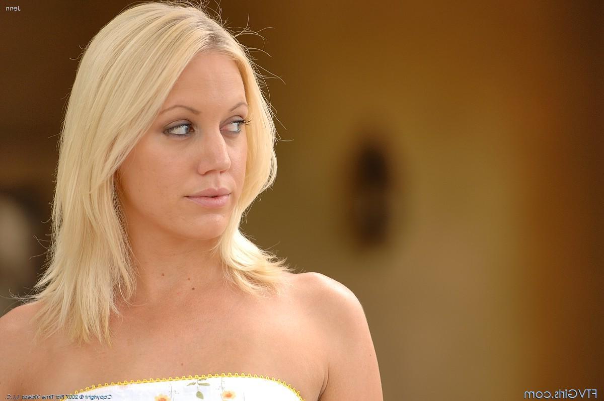 20P Pictures of blond teen Jenn naked outside