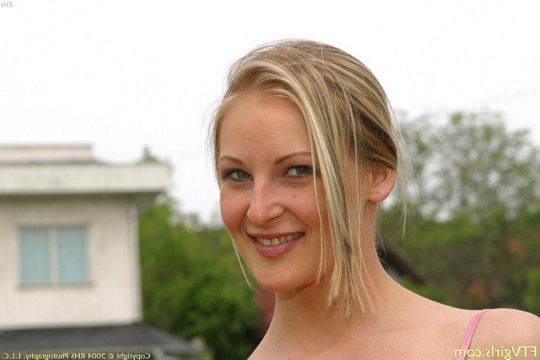 20P Pictures of Elle stripping just for you