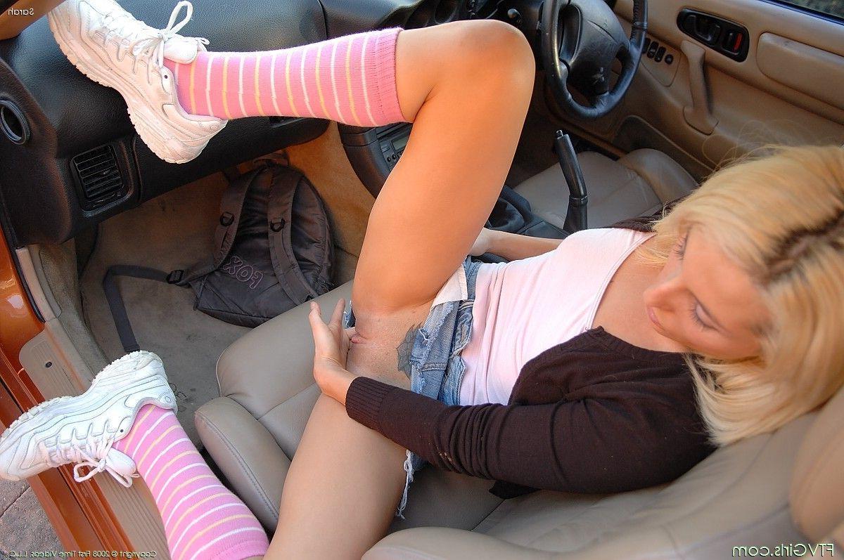 20P Pictures of a hot blonde teen fisting herself