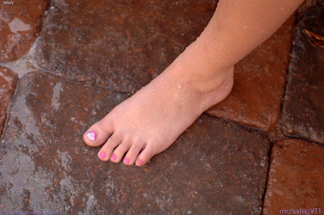 20P Pictures of Violet getting her pussy wet