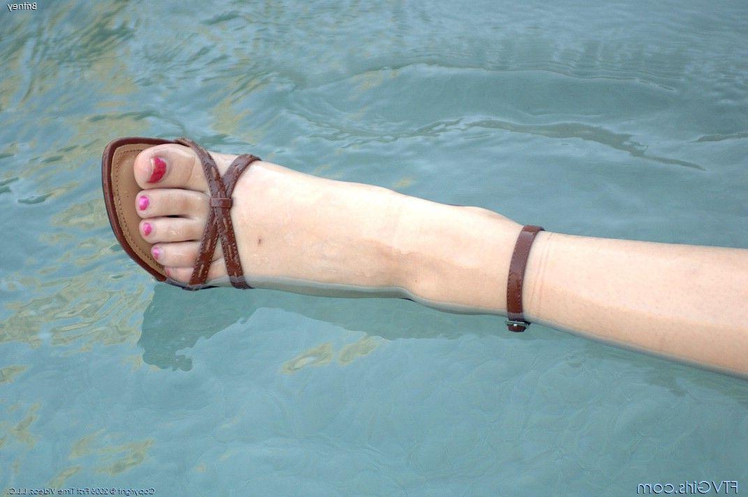 20P Pictures of teen girl Britney naked and wet