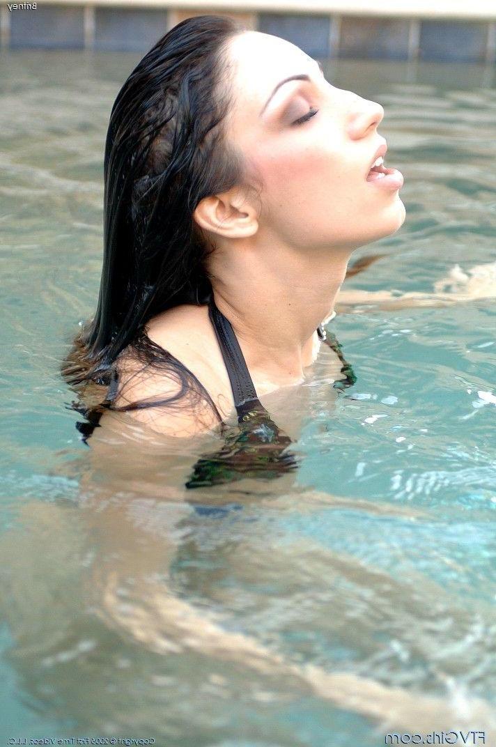 20P Pictures of teen girl Britney naked and wet
