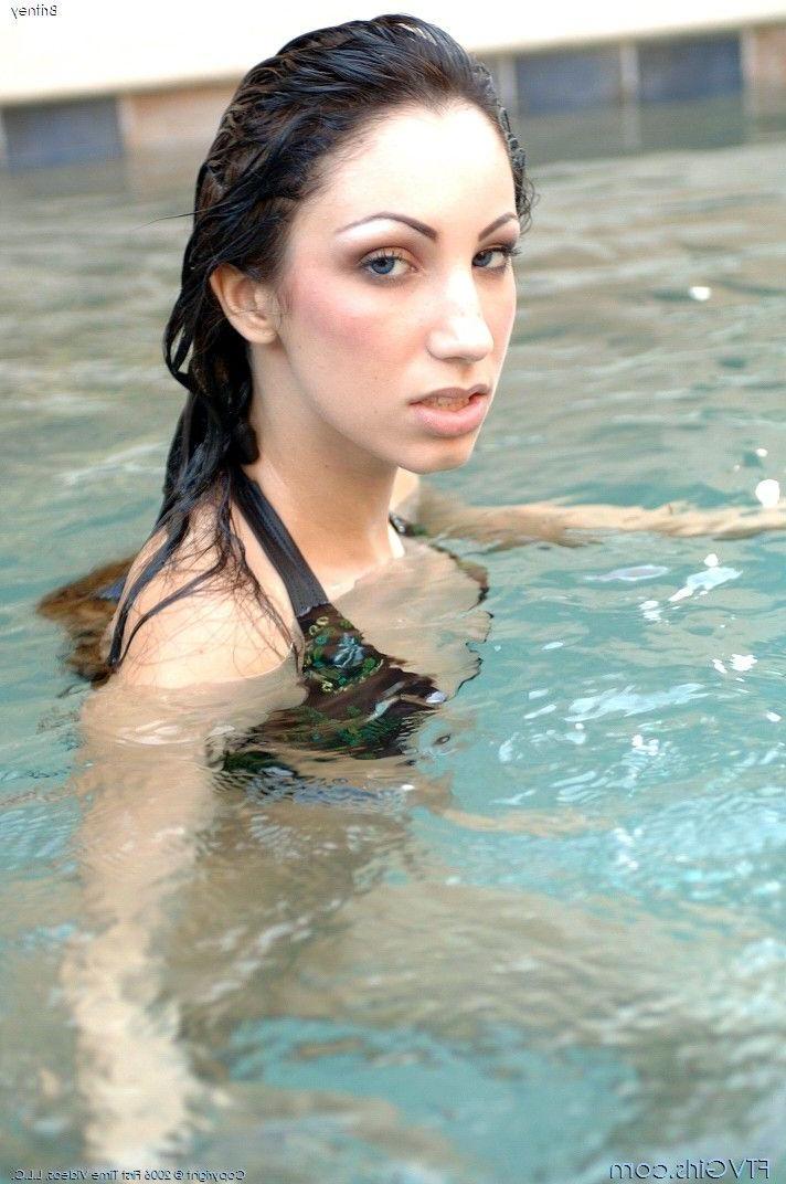 20P Pictures of teen girl Britney naked and wet