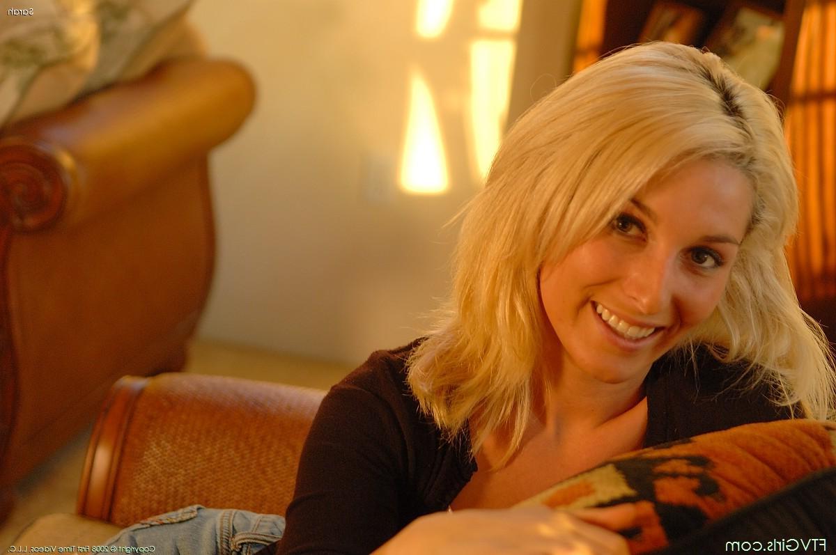 20P Pictures of a hot blonde teen fisting herself