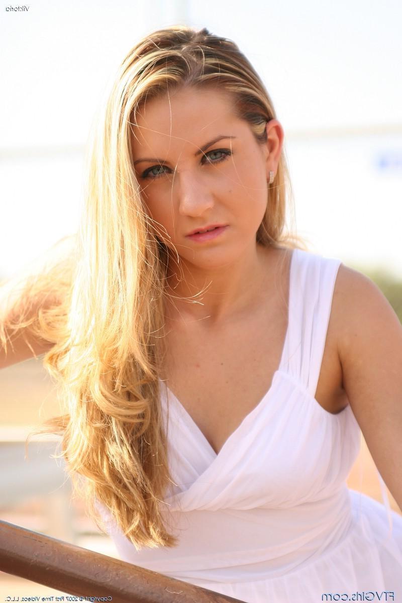 20P Pictures of a blond teen masturbating outside