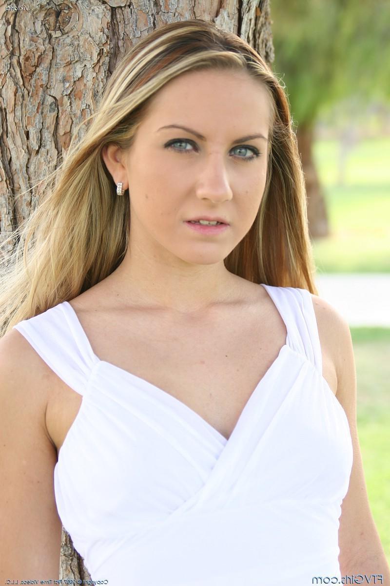 20P Pictures of a blond teen masturbating outside