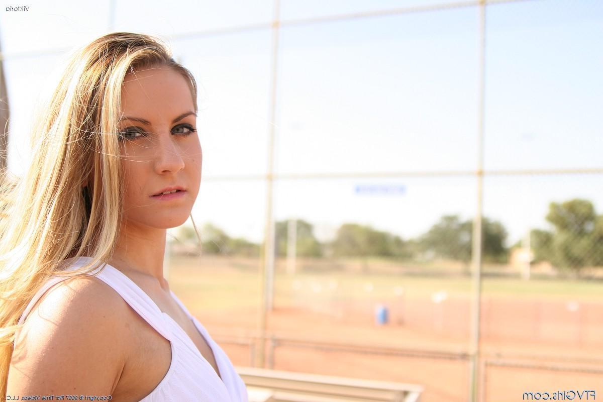 20P Pictures of a blond teen masturbating outside