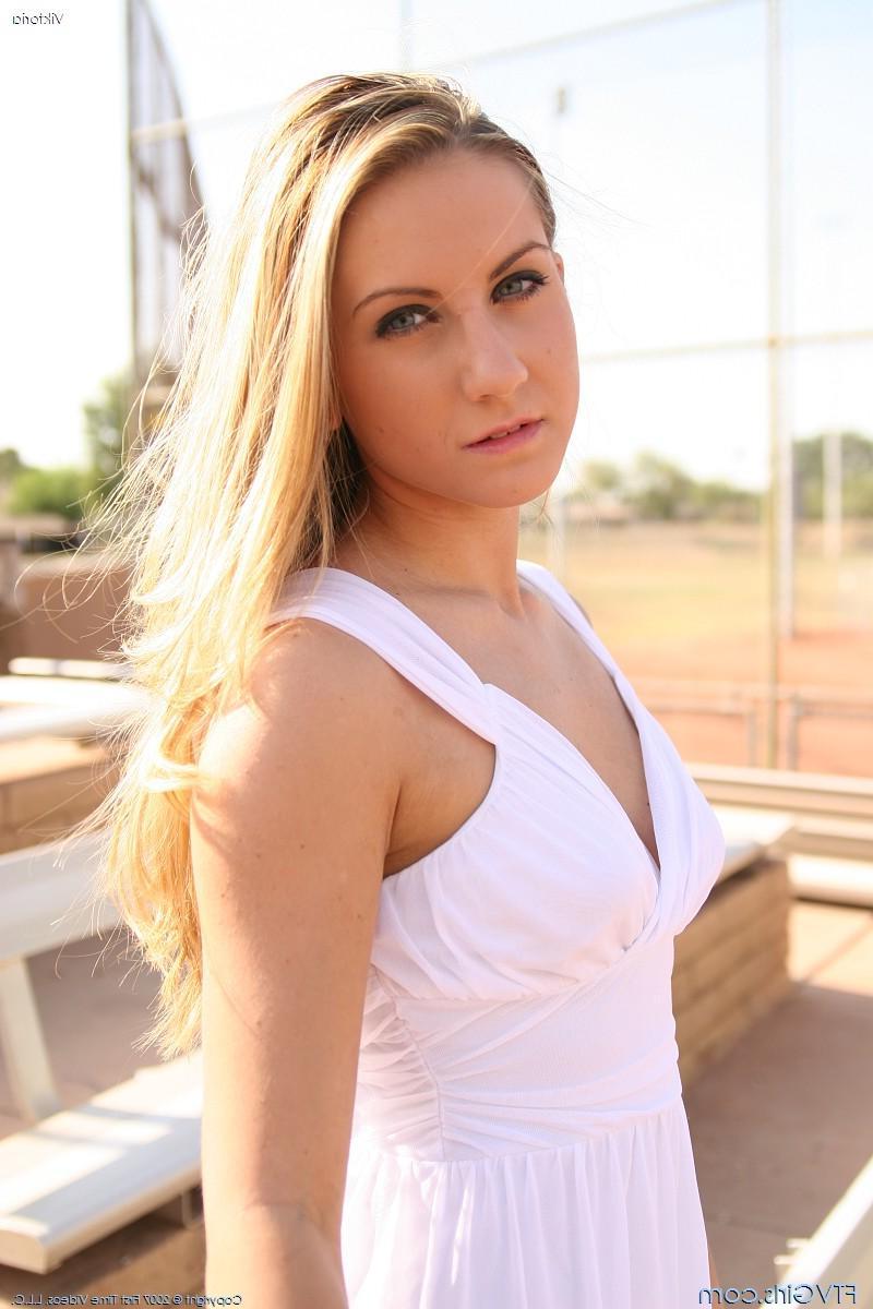 20P Pictures of a blond teen masturbating outside