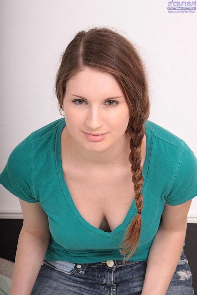 15P Cute natural coed Giullietta spreads her trimmed hairy pussy