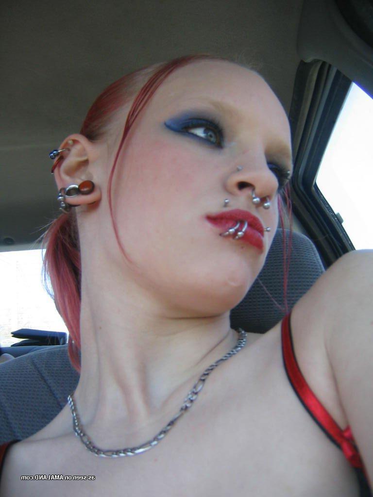 15P Hot collection of a wild rocker babe's selfpics