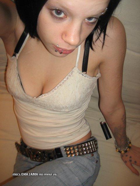15P Hot collection of a wild rocker babe's selfpics