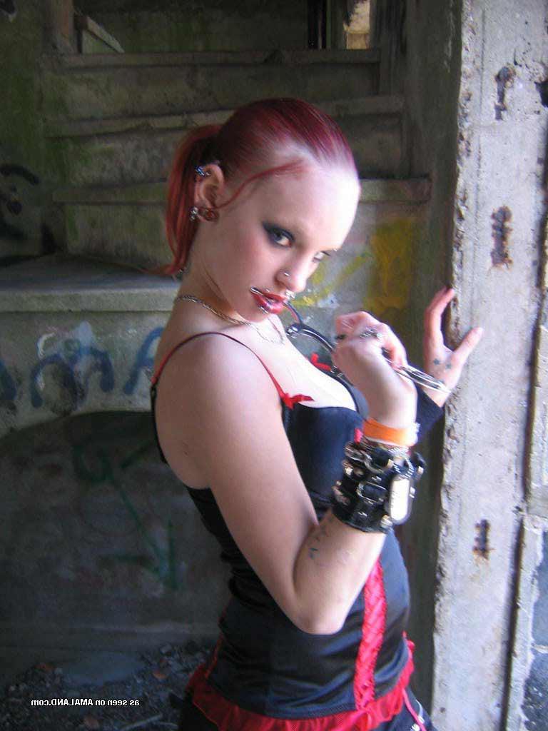 15P Hot collection of a wild rocker babe's selfpics