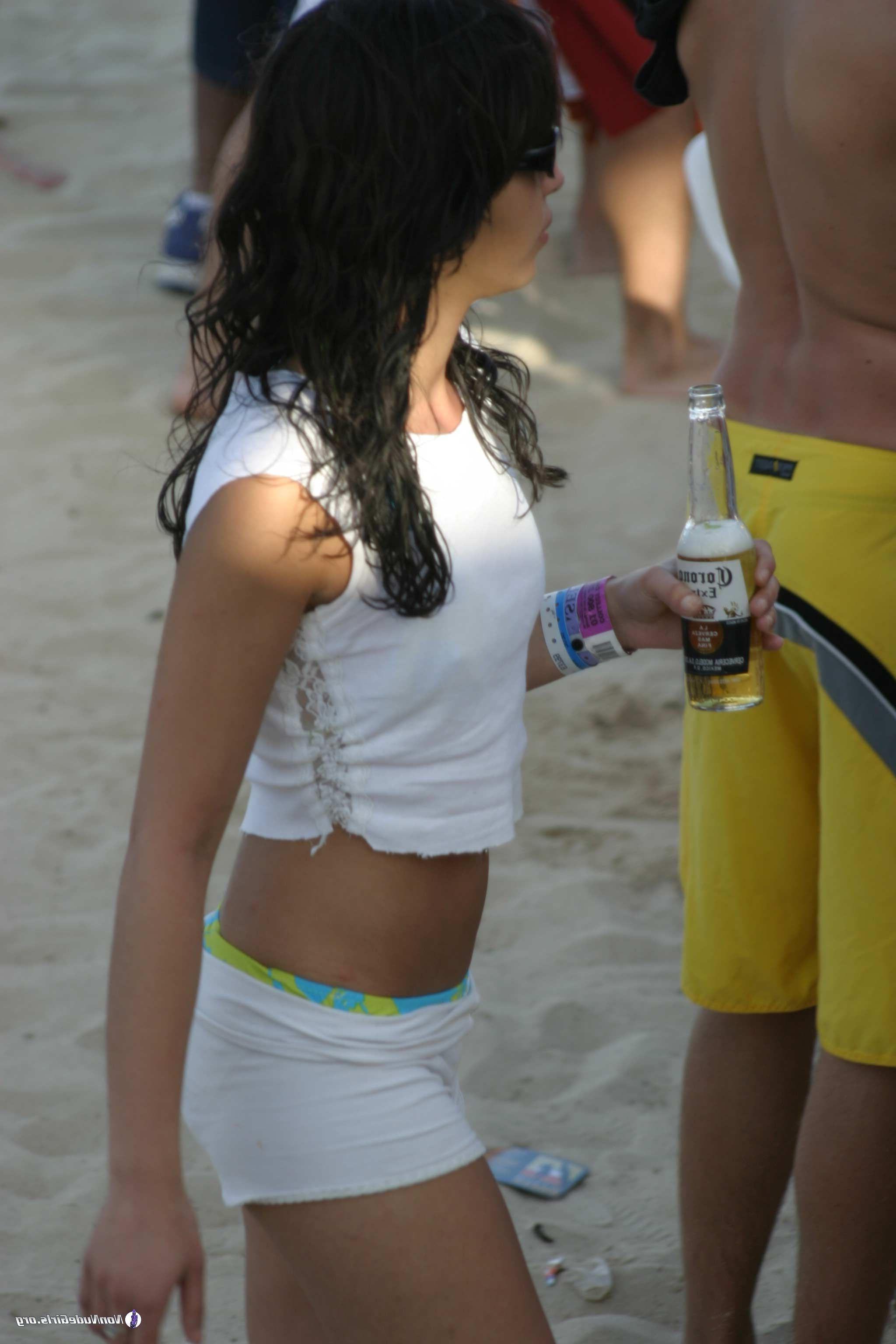 20P Pictures of hot teen girls partying on the beach and clubs