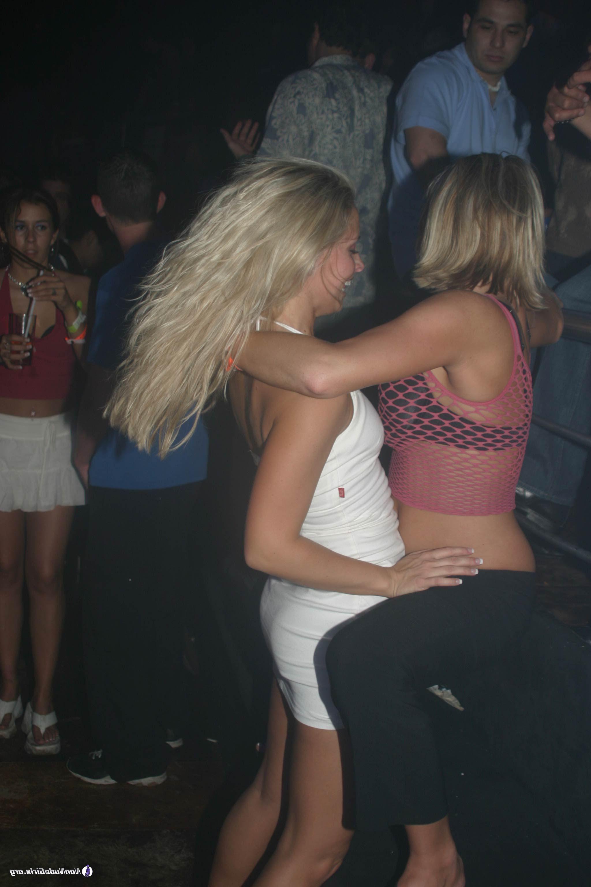 20P Pictures of hot teen girls partying on the beach and clubs