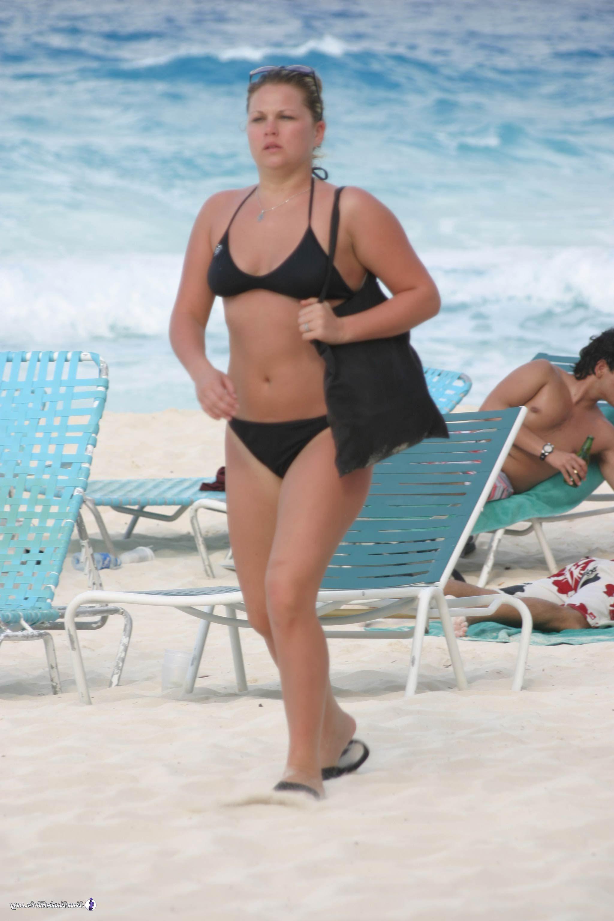 20P Pictures of hot teen girls partying on the beach and clubs