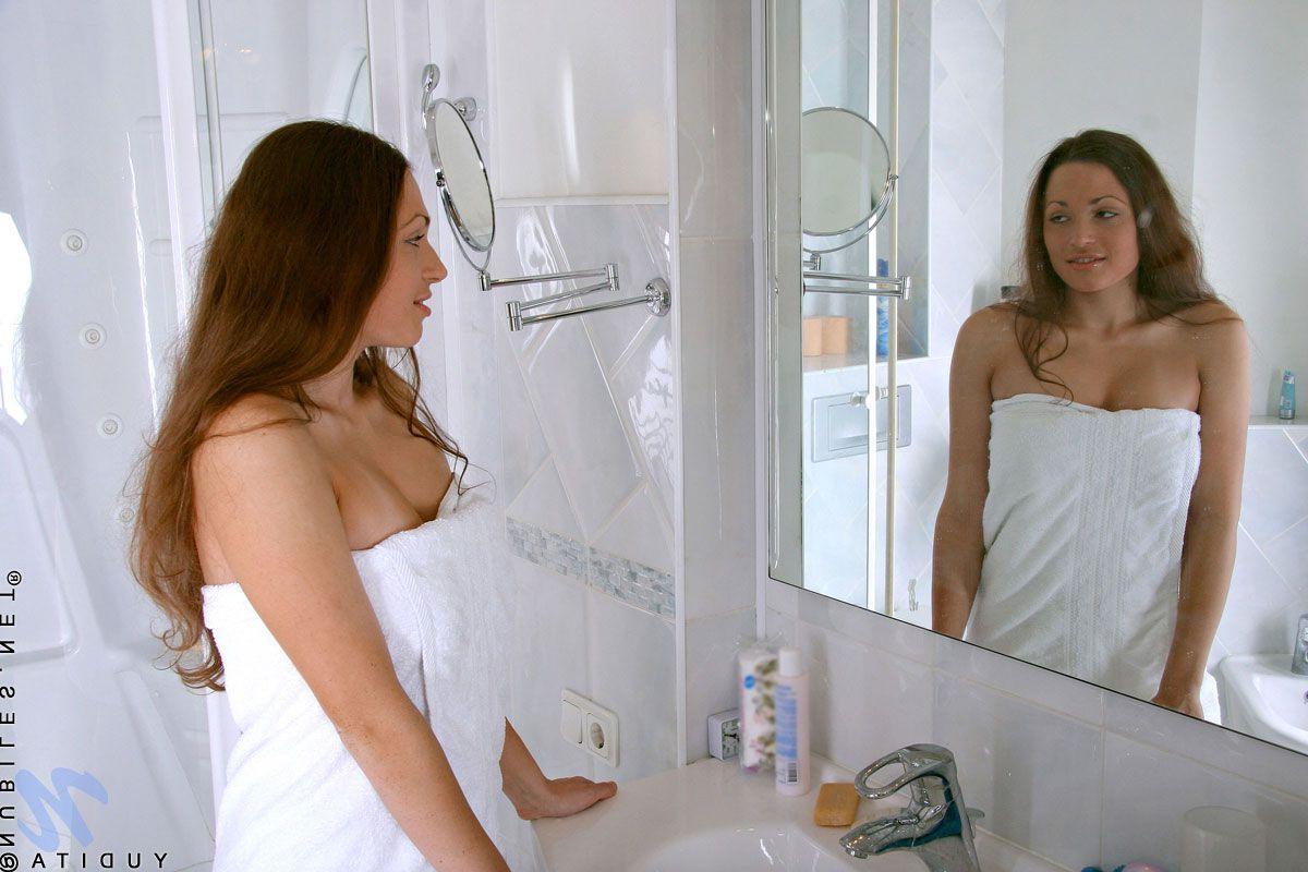 20P Pictures of teen star Yudita getting her pussy all wet for you