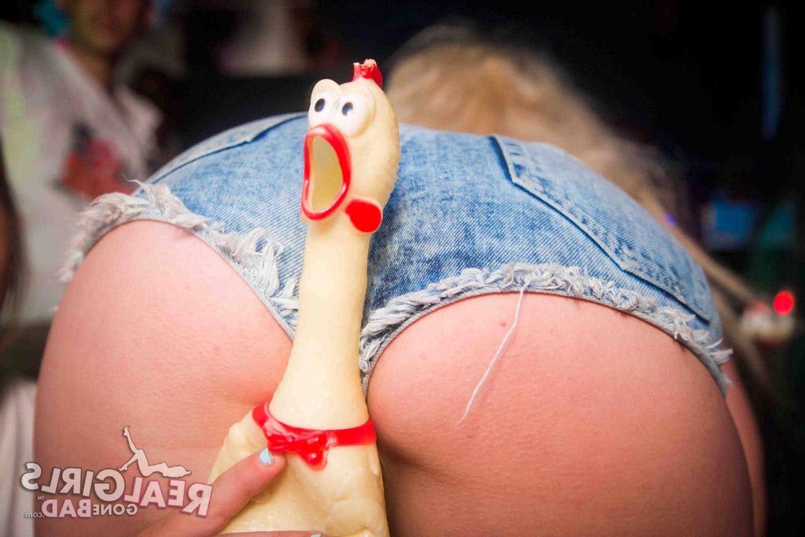 12P Wild college girls get naughty on stage at a night club