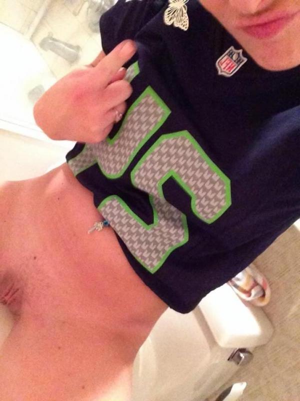 14P Hot college coed doing a striptease for you