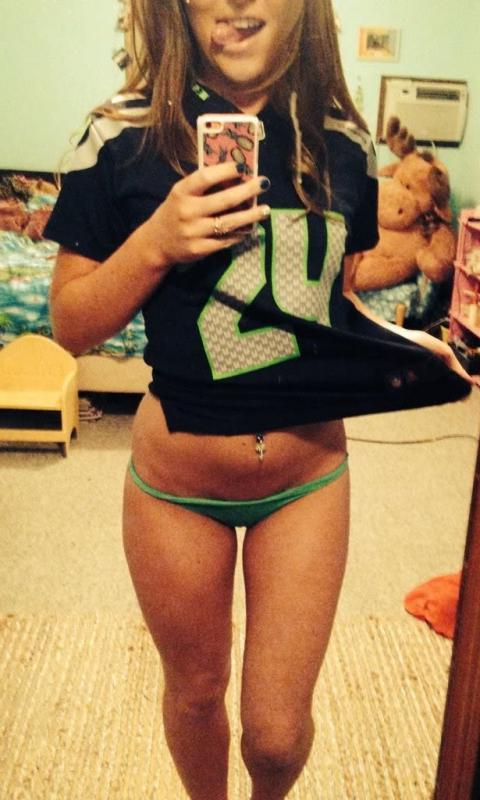 14P Hot college coed doing a striptease for you