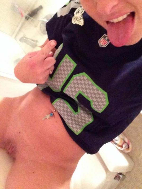 14P Hot college coed doing a striptease for you