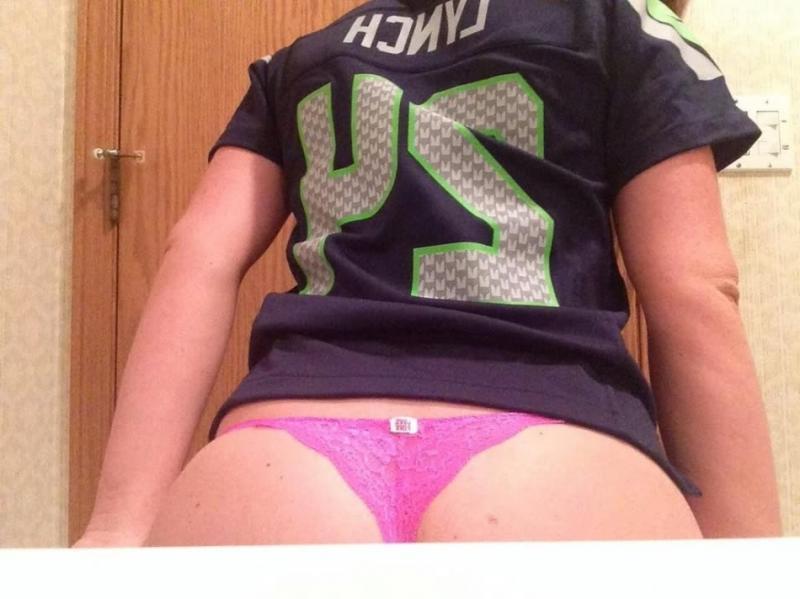 14P Hot college coed doing a striptease for you