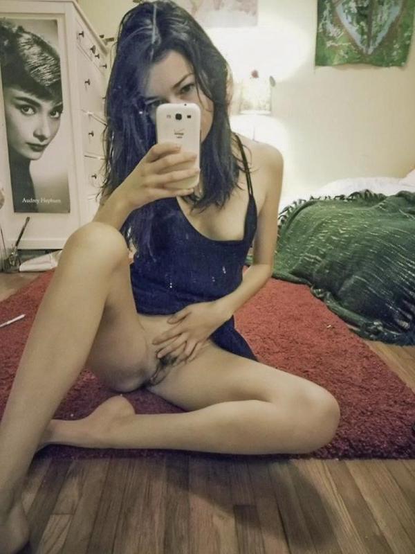14P Hot college GFs take selfies of their tight bodies
