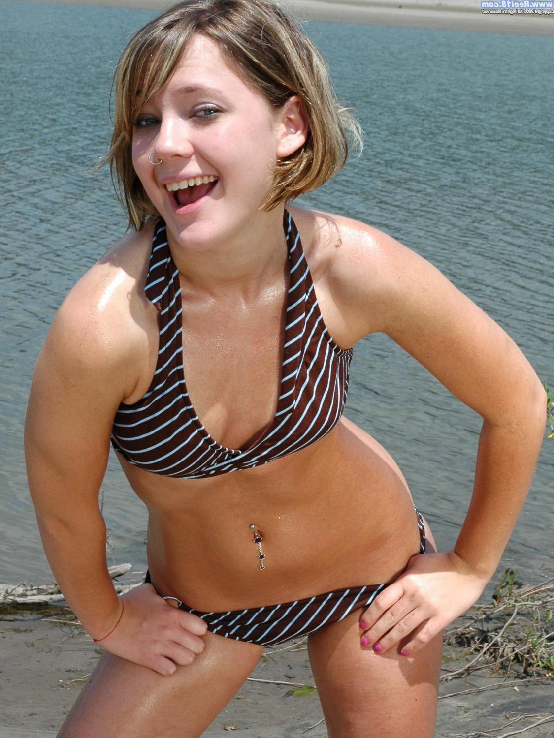17P Pictures of a cute coed exposing herself on the beach