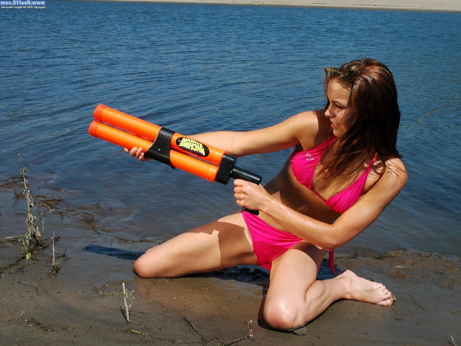 19P Pictures of a coed losing her bikini on the beach