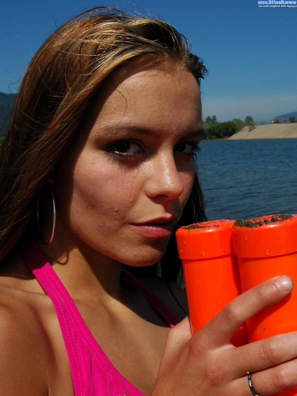 19P Pictures of a coed losing her bikini on the beach