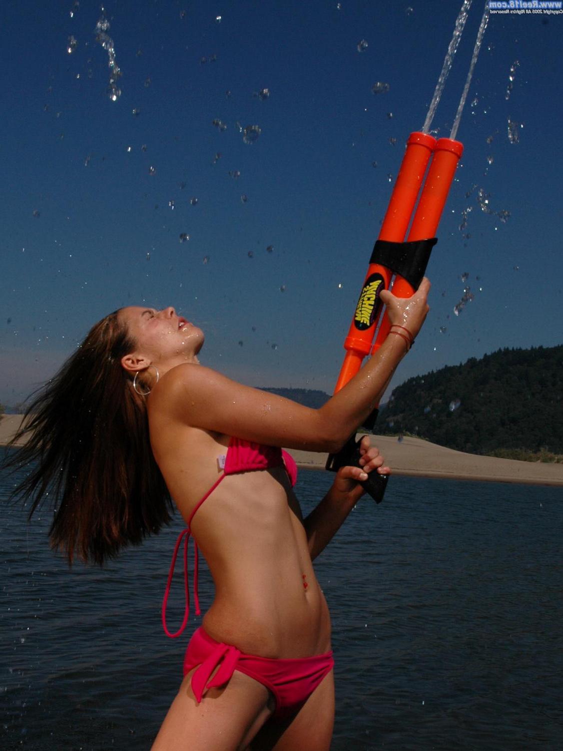 19P Pictures of a coed losing her bikini on the beach