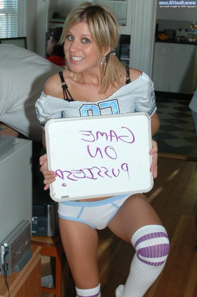 20P Blond teen looking hot in panties