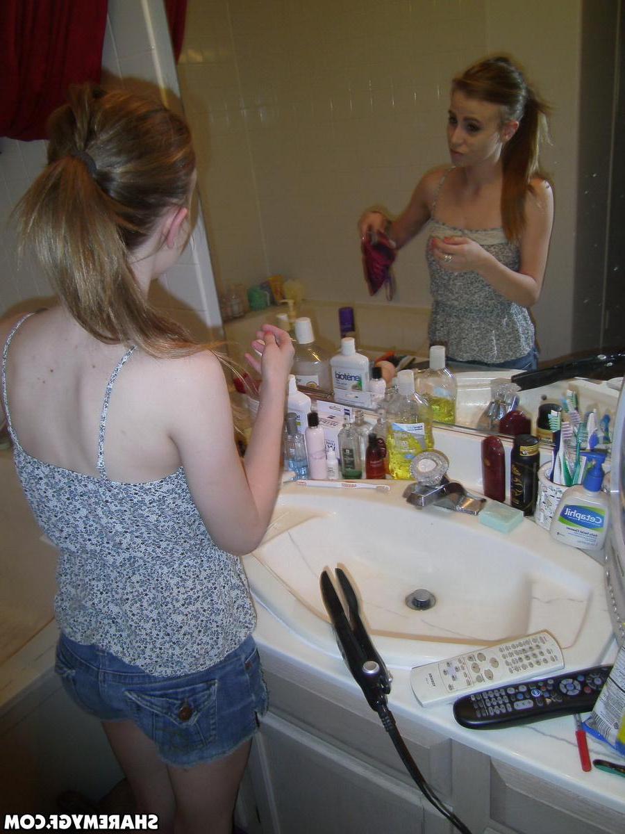 20P Candids of a hot blonde coed doing her makeup and flashing her boobs