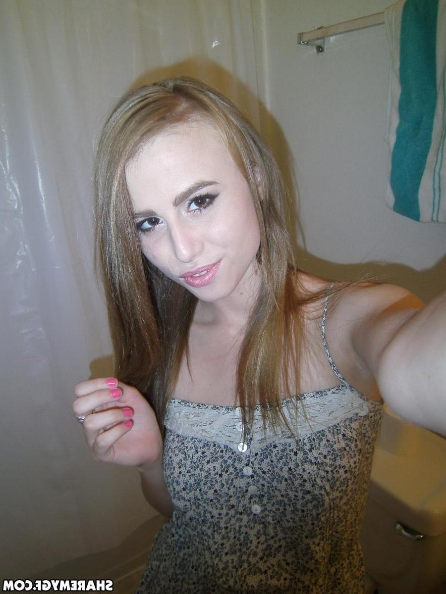20P Candids of a hot blonde coed doing her makeup and flashing her boobs