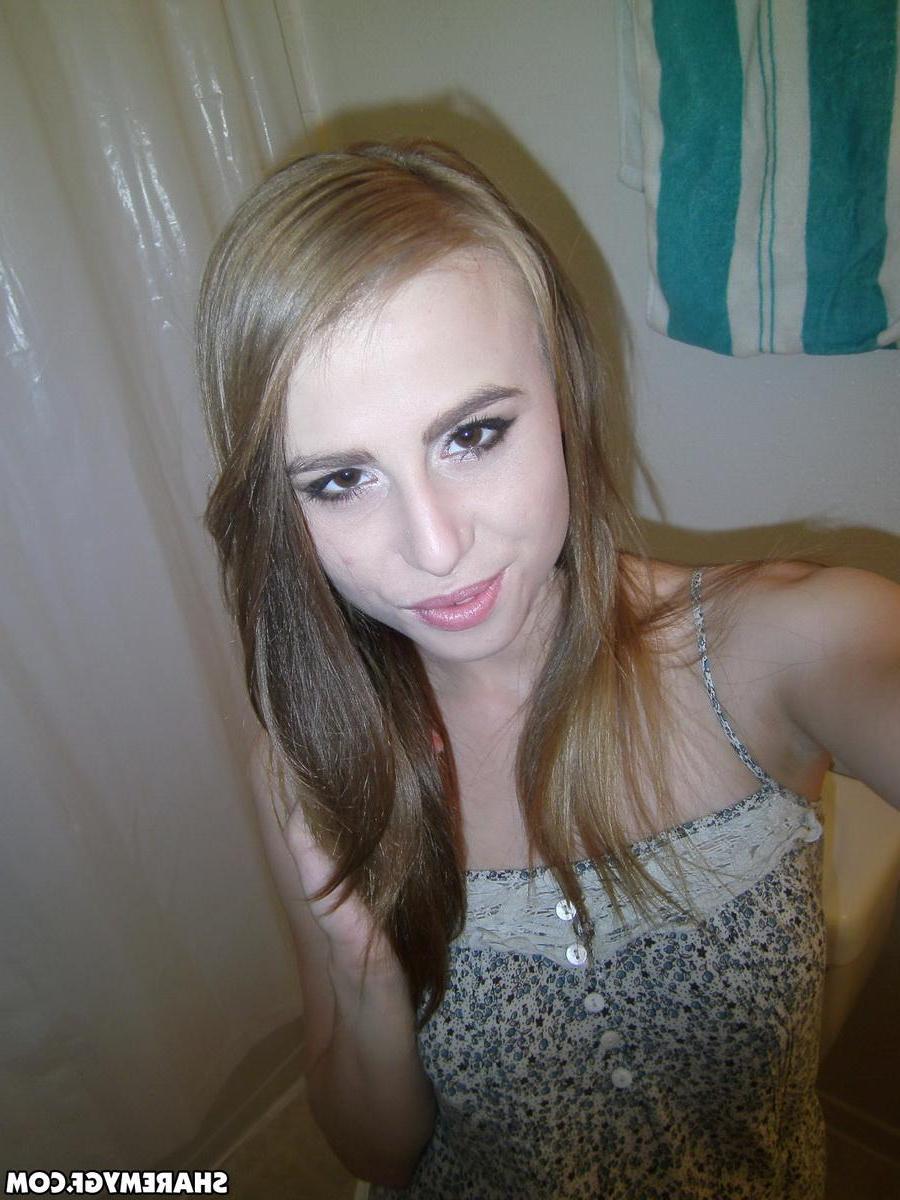20P Candids of a hot blonde coed doing her makeup and flashing her boobs