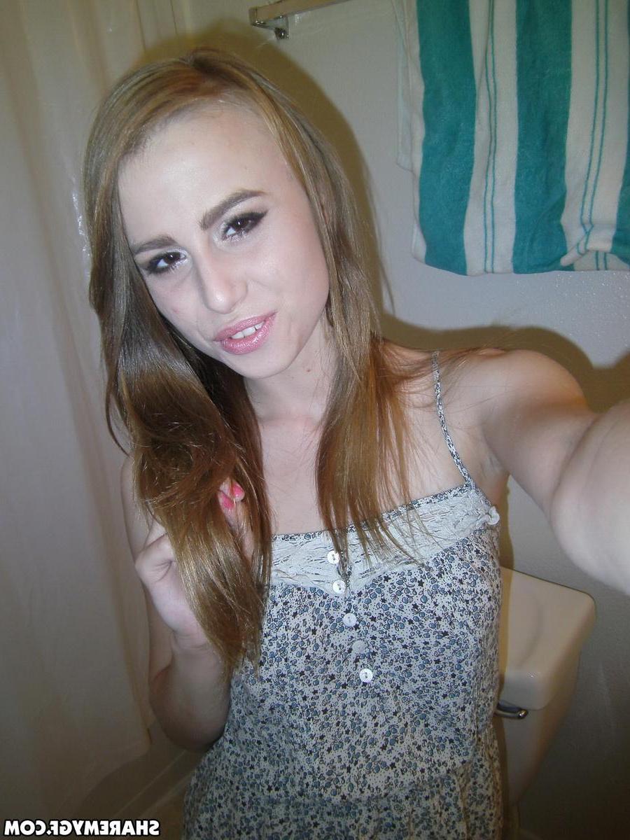 20P Candids of a hot blonde coed doing her makeup and flashing her boobs