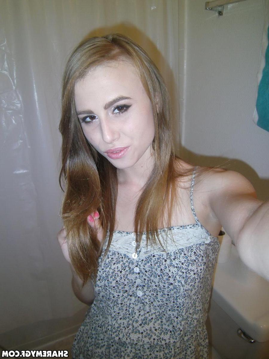 20P Candids of a hot blonde coed doing her makeup and flashing her boobs