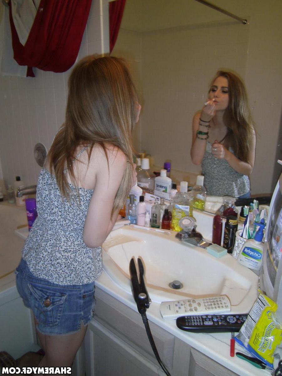 20P Candids of a hot blonde coed doing her makeup and flashing her boobs