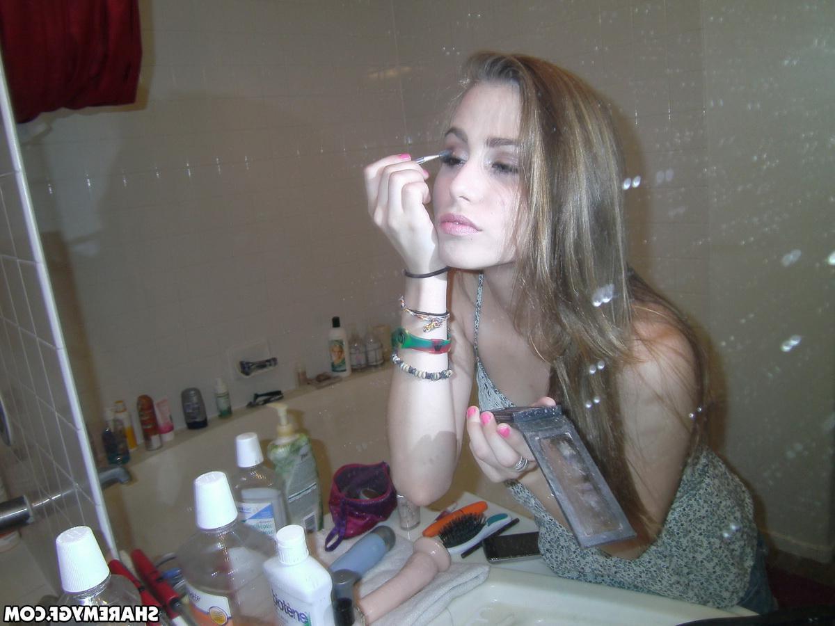20P Candids of a hot blonde coed doing her makeup and flashing her boobs