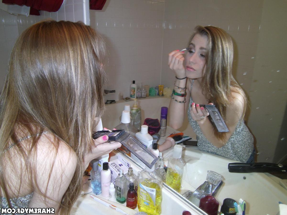 20P Candids of a hot blonde coed doing her makeup and flashing her boobs
