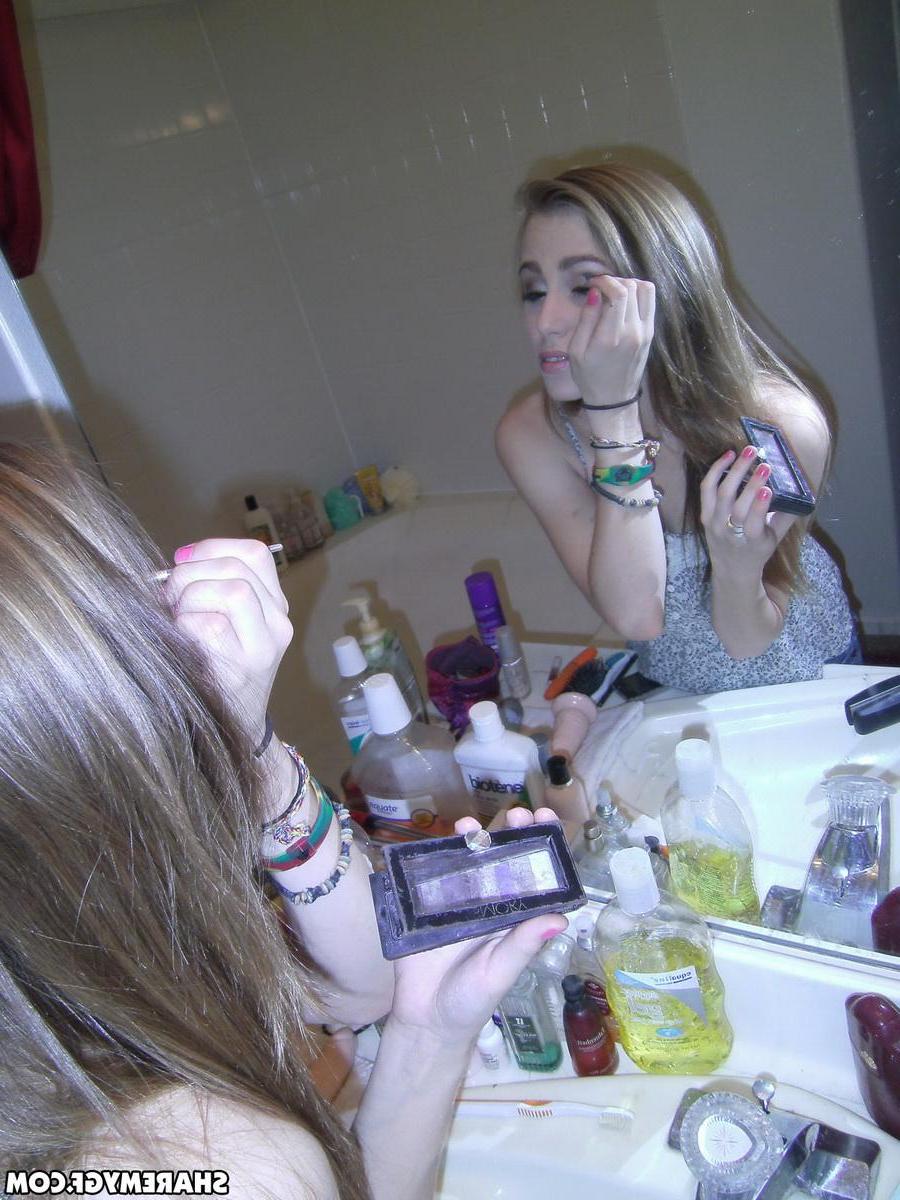 20P Candids of a hot blonde coed doing her makeup and flashing her boobs